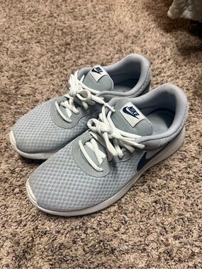 Nike Women’s Light Gray Mesh Sneakers with Navy Swoosh